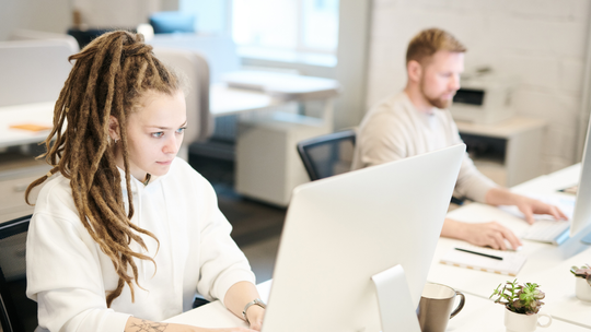 W budżetówce płacą więcej niż w firmach prywatnych. Tyle zarabiają Polacy